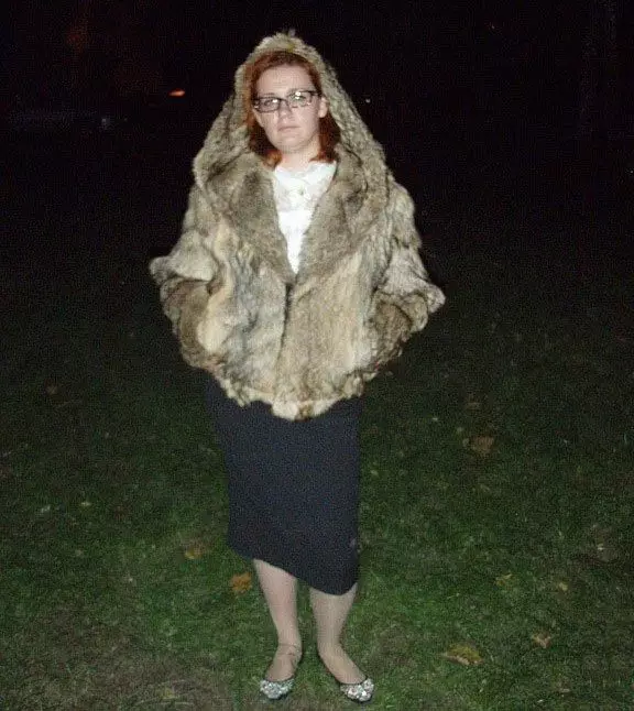 Wolf Fur Coat (60 foto's): Vroue se bontjas, van 'n steppe wolfbont, van rooi, swart, hoeveel koste, resensies 728_60