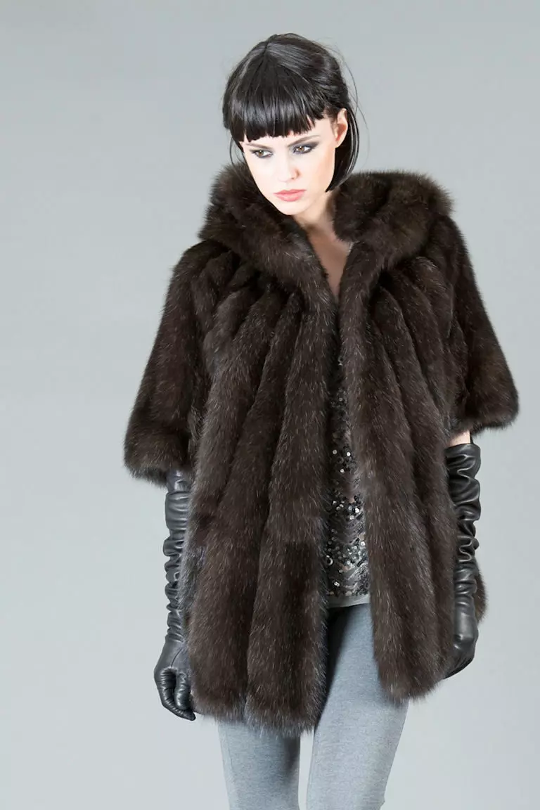 Italian fur coats (47 photos): Magkano ang, fur coat mula sa Mala Mati mula Italya, fur coat, review 731_44