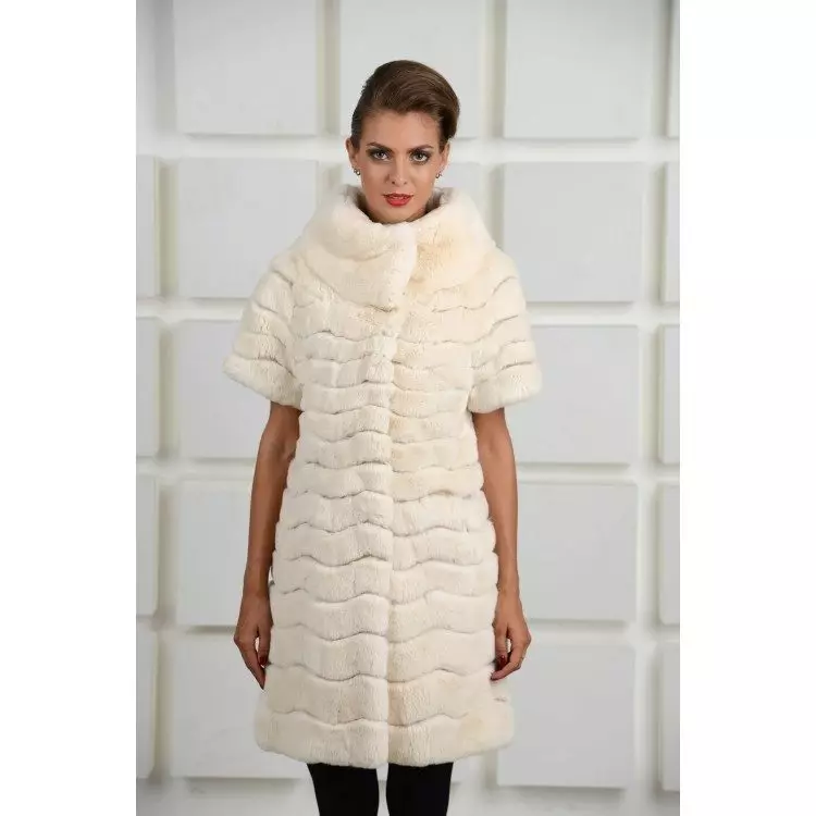 manteau blanc de fourrure de lapin (32 photos): capuche, comment nettoyer 732_17