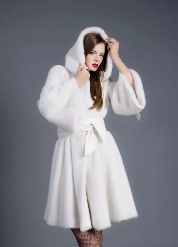 Cappotto di pelliccia di coniglio bianco (32 foto): incappucciata, come pulire 732_23