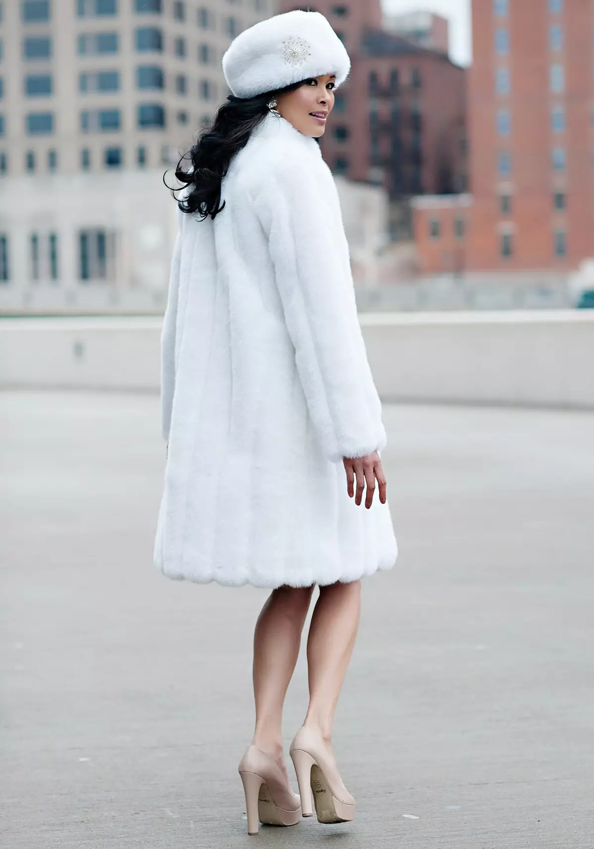 manteau blanc de fourrure de lapin (32 photos): capuche, comment nettoyer 732_7