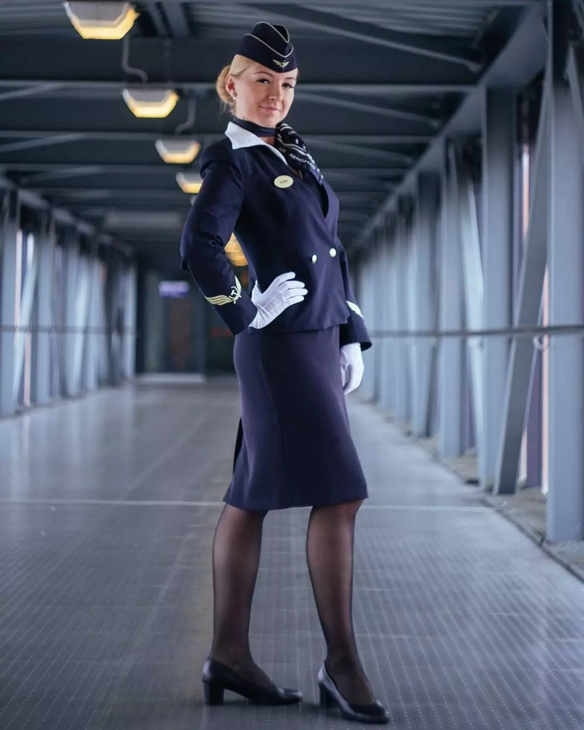 Form för flygvärdinnor och flygvärdinnor (48 bilder): Uniformer av olika flygbolag i världen. Den vackraste män och kvinnors kläder av Aeroflot Ryssland. Vad gör det? 7332_10