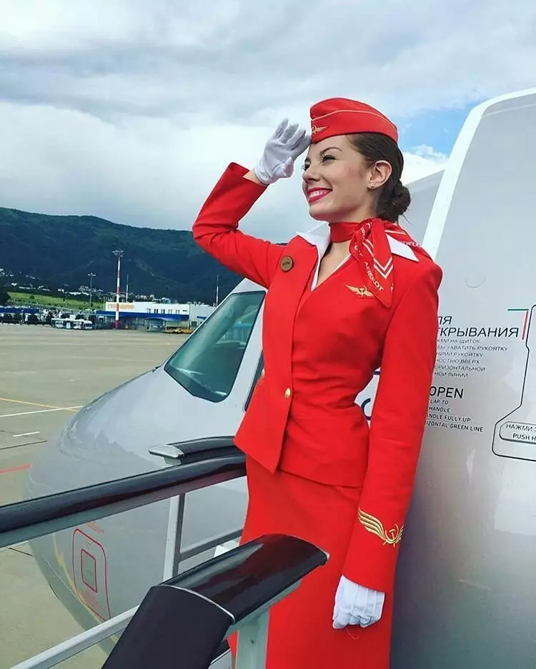 Ձեւավորել է թռիչքի attendants եւ թռիչքի attendants (48 լուսանկար) համազգեստի տարբեր ավիաընկերությունների է աշխարհում. Առավել գեղեցիկ տղամարդկանց եւ կանանց հագուստ է Աէրոֆլոտ Ռուսաստանի. Ինչն է այն դարձնում: 7332_12