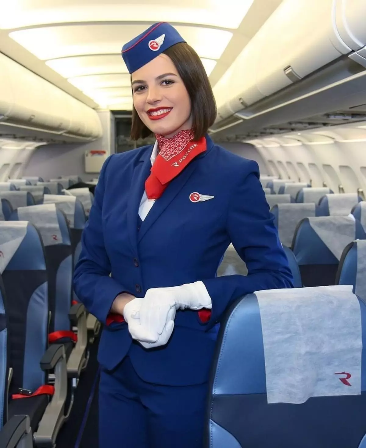 Form för flygvärdinnor och flygvärdinnor (48 bilder): Uniformer av olika flygbolag i världen. Den vackraste män och kvinnors kläder av Aeroflot Ryssland. Vad gör det? 7332_13
