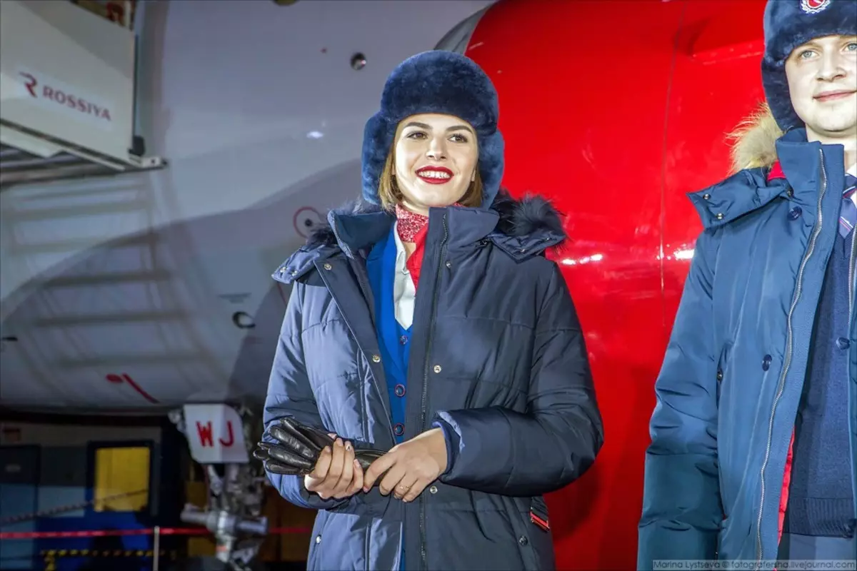 Form för flygvärdinnor och flygvärdinnor (48 bilder): Uniformer av olika flygbolag i världen. Den vackraste män och kvinnors kläder av Aeroflot Ryssland. Vad gör det? 7332_17