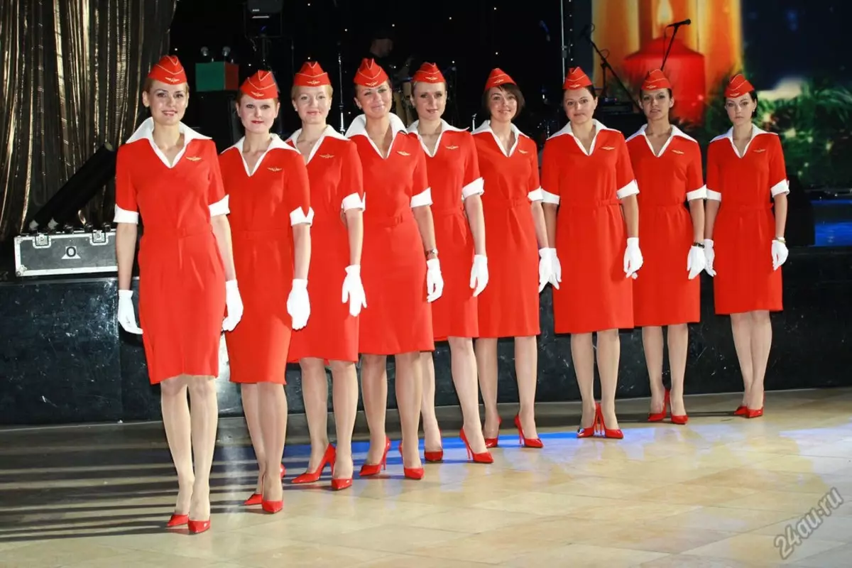Vorm lennu saatjate ja lennu saatjate (48 fotot): vormiriietus erinevate lennuettevõtjate maailmas. Kõige ilusamad meeste ja naiste rõivad Venemaa Aeroflot. Mis teeb selle? 7332_18