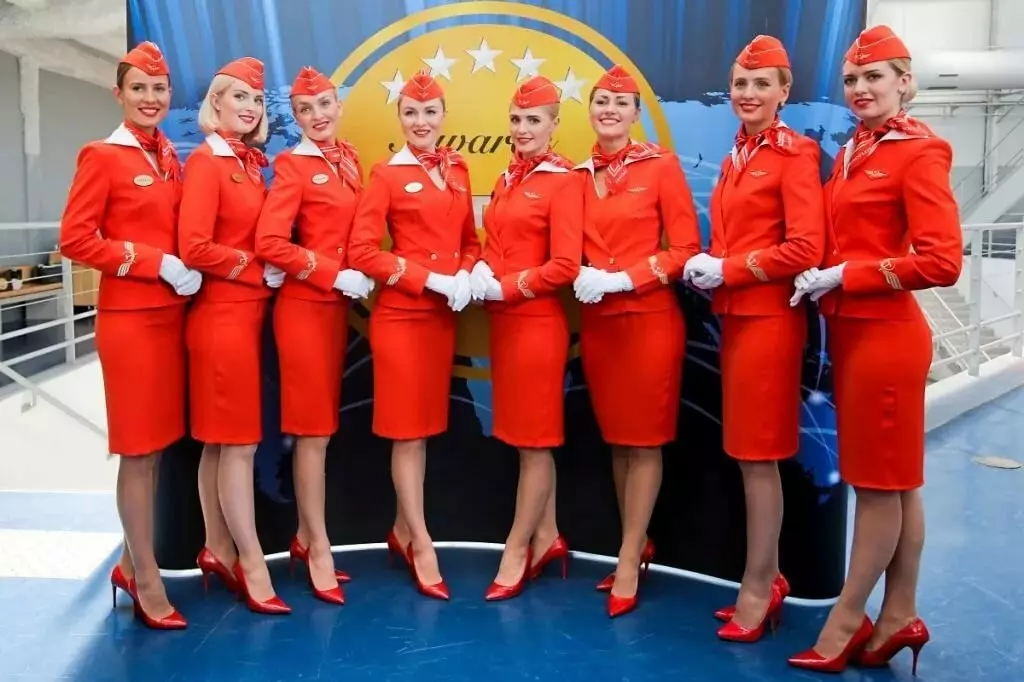 Form för flygvärdinnor och flygvärdinnor (48 bilder): Uniformer av olika flygbolag i världen. Den vackraste män och kvinnors kläder av Aeroflot Ryssland. Vad gör det? 7332_19