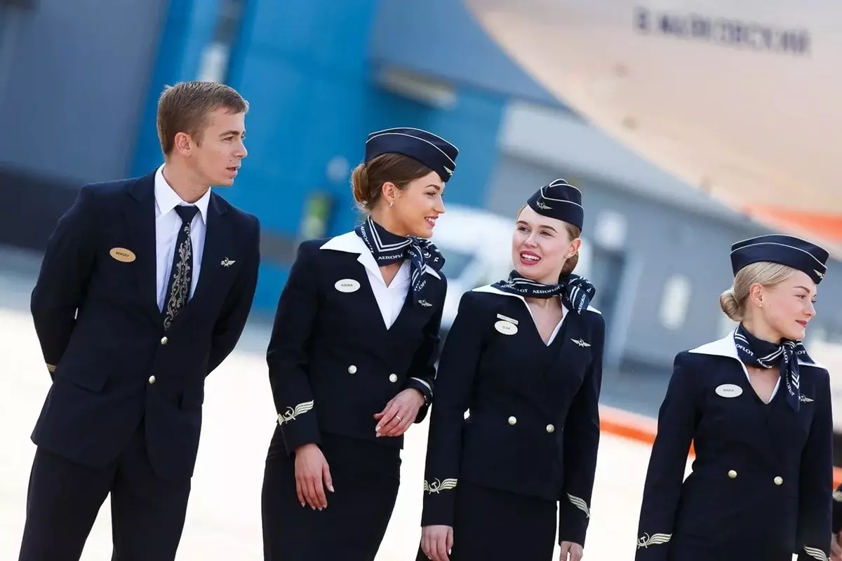Form för flygvärdinnor och flygvärdinnor (48 bilder): Uniformer av olika flygbolag i världen. Den vackraste män och kvinnors kläder av Aeroflot Ryssland. Vad gör det? 7332_20