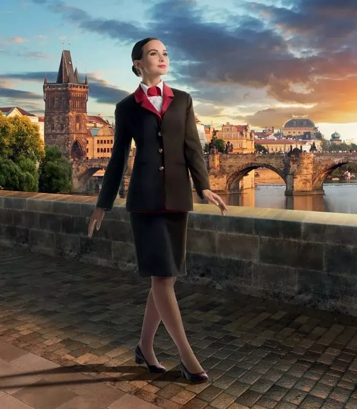 Vorm lennu saatjate ja lennu saatjate (48 fotot): vormiriietus erinevate lennuettevõtjate maailmas. Kõige ilusamad meeste ja naiste rõivad Venemaa Aeroflot. Mis teeb selle? 7332_22