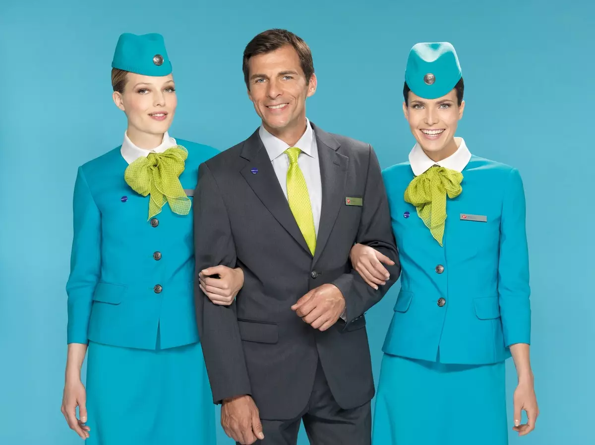 Obrazac za stjuardesa i stjuardesa (48 fotografija): Uniforme različitih zrakoplovnih tvrtki u svijetu. Najljepše muške i ženske odjeće od Aeroflota Rusije. Što ga čini? 7332_26