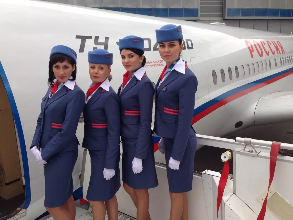 Form för flygvärdinnor och flygvärdinnor (48 bilder): Uniformer av olika flygbolag i världen. Den vackraste män och kvinnors kläder av Aeroflot Ryssland. Vad gör det? 7332_28