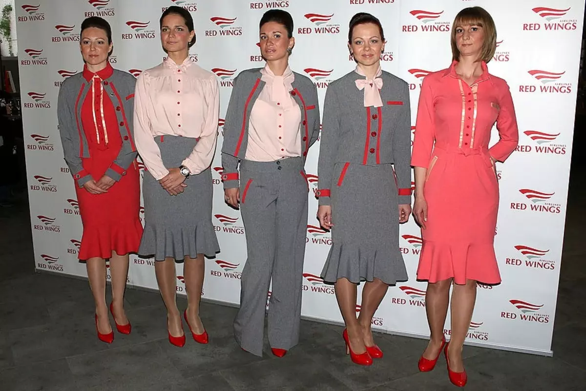 Vorm vir cabinepersoneel en kajuitpersoneel (48 foto's): Uniforms van verskillende lugrederye in die wêreld. Die mooiste mans en vroue se klere van die Aeroflot van Rusland. Wat maak dit? 7332_29