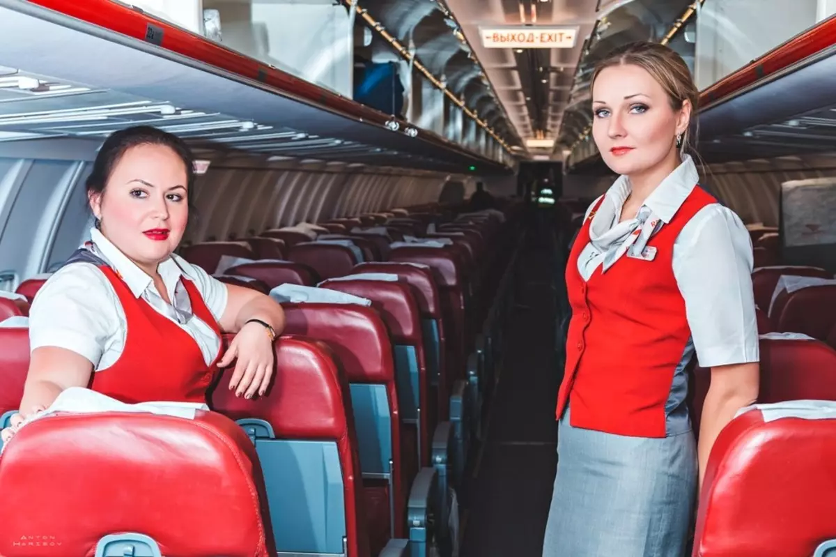 Ձեւավորել է թռիչքի attendants եւ թռիչքի attendants (48 լուսանկար) համազգեստի տարբեր ավիաընկերությունների է աշխարհում. Առավել գեղեցիկ տղամարդկանց եւ կանանց հագուստ է Աէրոֆլոտ Ռուսաստանի. Ինչն է այն դարձնում: 7332_31