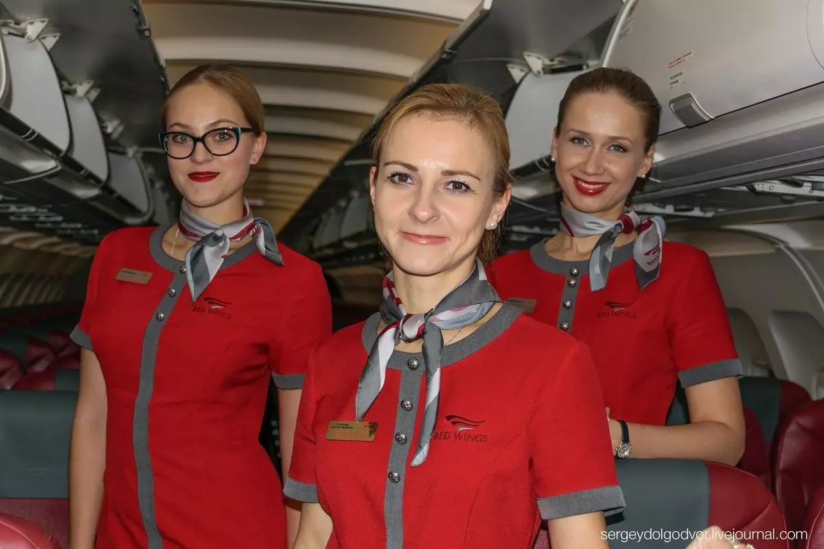 Vorm vir cabinepersoneel en kajuitpersoneel (48 foto's): Uniforms van verskillende lugrederye in die wêreld. Die mooiste mans en vroue se klere van die Aeroflot van Rusland. Wat maak dit? 7332_32