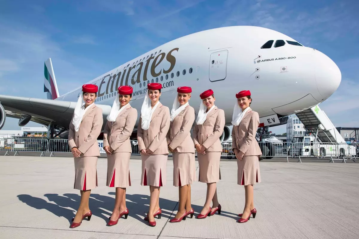 Formular til flyvebjælker og flyvebørn (48 billeder): Uniformer af forskellige flyselskaber i verden. De smukkeste mænds og kvinders tøj af Aeroflot i Rusland. Hvad gør det? 7332_37