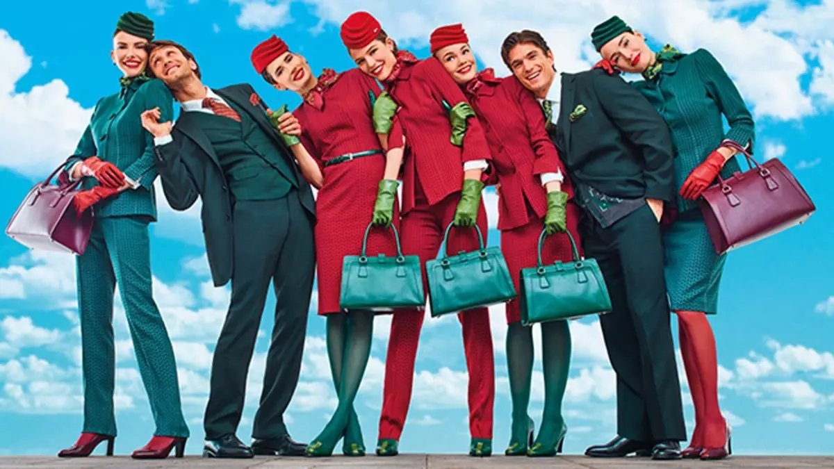 Vorm vir cabinepersoneel en kajuitpersoneel (48 foto's): Uniforms van verskillende lugrederye in die wêreld. Die mooiste mans en vroue se klere van die Aeroflot van Rusland. Wat maak dit? 7332_40