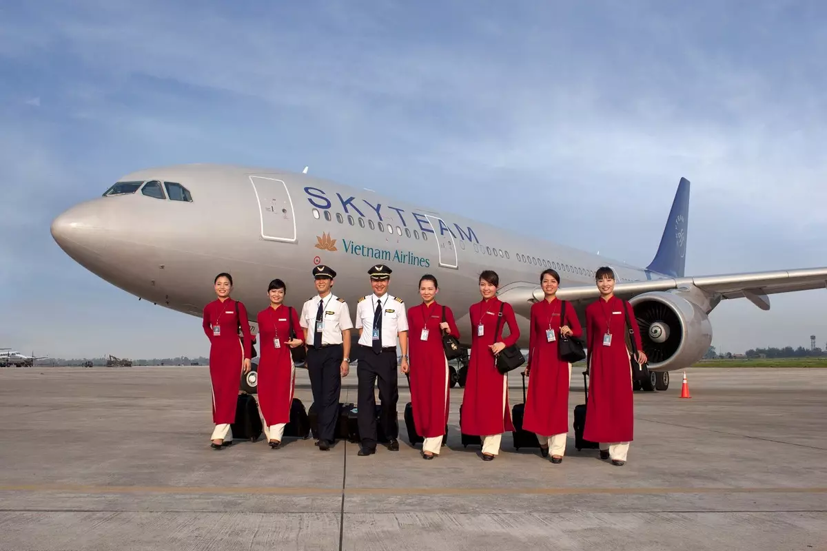 Ffurflen ar gyfer Cynorthwywyr Hedfan a Chynorthwywyr Hedfan (48 Lluniau): Gwisgoedd o wahanol gwmnïau hedfan yn y byd. Dillad mwyaf prydferth a dillad merched Aeroflot Rwsia. Beth sy'n ei wneud? 7332_41