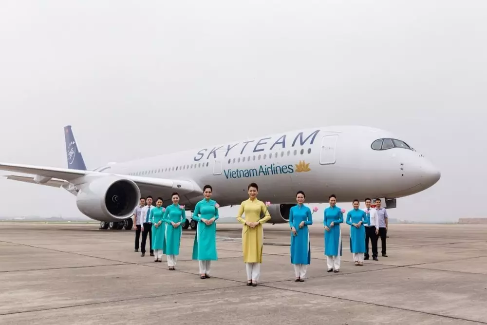 Ffurflen ar gyfer Cynorthwywyr Hedfan a Chynorthwywyr Hedfan (48 Lluniau): Gwisgoedd o wahanol gwmnïau hedfan yn y byd. Dillad mwyaf prydferth a dillad merched Aeroflot Rwsia. Beth sy'n ei wneud? 7332_42