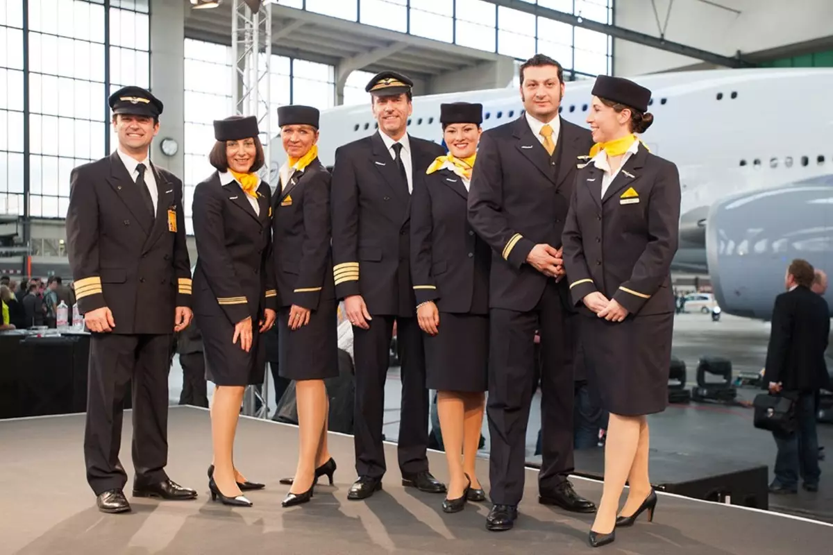 แบบฟอร์มสำหรับพนักงานต้อนรับบนเครื่องบินและผู้เข้าร่วมการบิน (48 รูป): เครื่องแบบของสายการบินที่แตกต่างกันในโลก เสื้อผ้าผู้ชายและผู้หญิงที่สวยที่สุดของ Aeroflot ของรัสเซีย อะไรที่ทำให้มัน? 7332_43