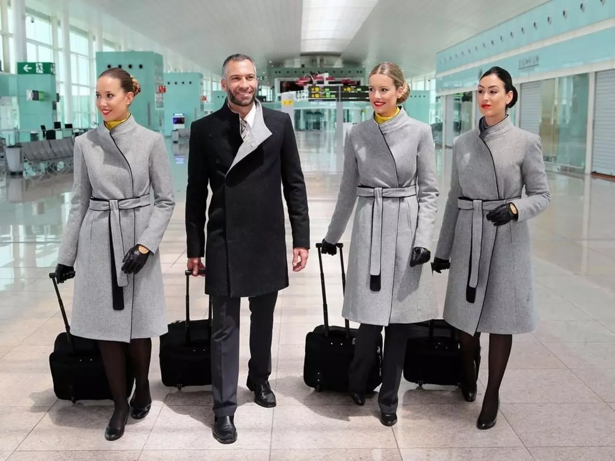 Vorm lennu saatjate ja lennu saatjate (48 fotot): vormiriietus erinevate lennuettevõtjate maailmas. Kõige ilusamad meeste ja naiste rõivad Venemaa Aeroflot. Mis teeb selle? 7332_46