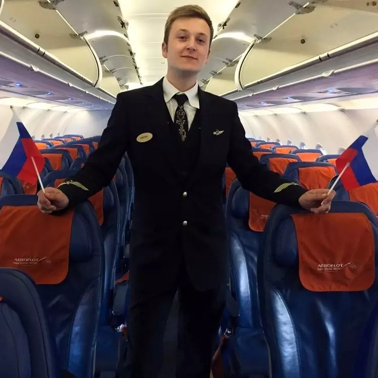 ለበረራ አስተናጋጆች እና የበረራ አስተናጋጆች (48 ፎቶዎች)-በዓለም ውስጥ የተለያዩ የአየር መንገዶች ዩኒፎርም. በሩሲያ መካከል Aeroflot በጣም ውብ የወንዶችና የሴቶች ልብስ. ምን ያደርገዋል? 7332_9