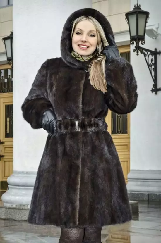 Hvad en pelsfrakke er den varmeste (77 billeder): Hvilken pels varmere, lettere og praktisk, den varmere: ned jakke, frakke eller pels 734_3