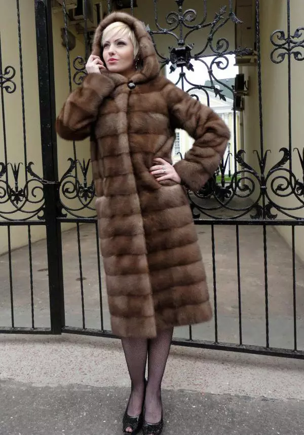 Τι παλτό γούνας είναι οι θερμότερες (77 φωτογραφίες): Τι ζεστό, πιο εύκολο και πρακτικό, αυτό το θερμότερο: κάτω σακάκι, παλτό ή παλτό γούνας 734_45