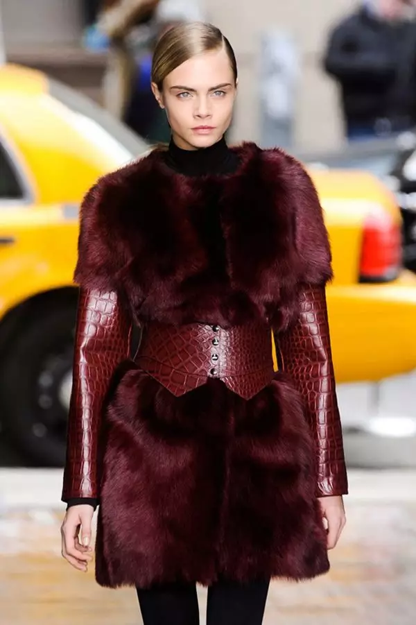 Hvad en pelsfrakke er den varmeste (77 billeder): Hvilken pels varmere, lettere og praktisk, den varmere: ned jakke, frakke eller pels 734_7
