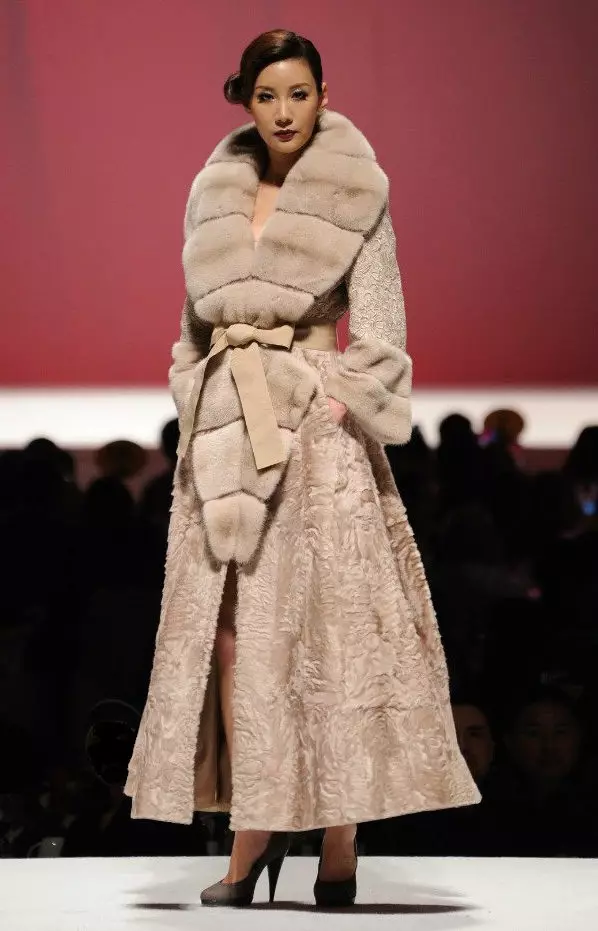 Designer Fur Coats (60 mga larawan): Mula sa Ruso at sikat na designer 735_19