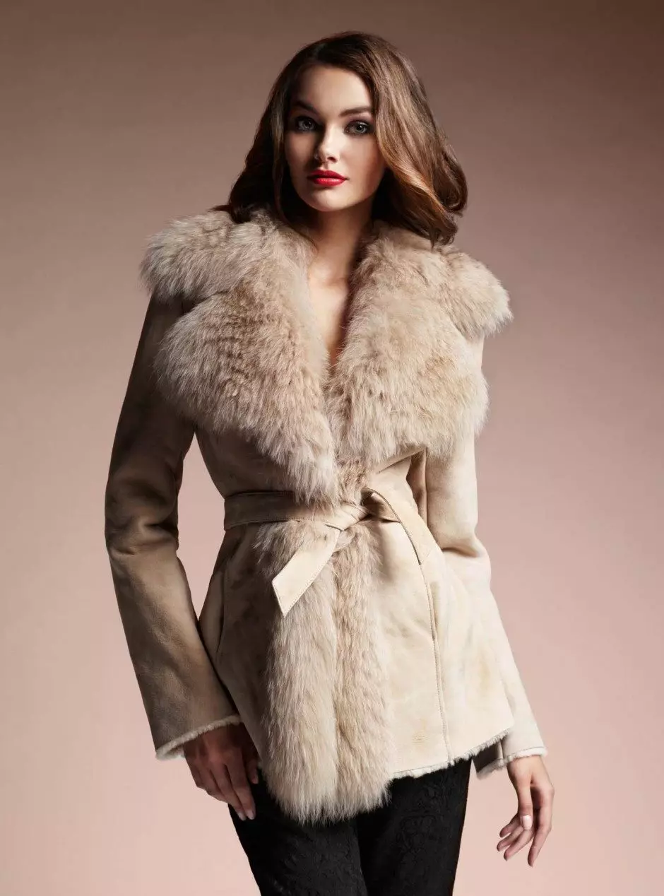 फर कोट्स या भेड़ (137 फोटो): क्या बेहतर है और सर्दियों के लिए वार्मर - कोट की तुलना में फर कोट, कोट, जैकेट या नीचे जैकेट भेड़ से अलग हैं 738_101