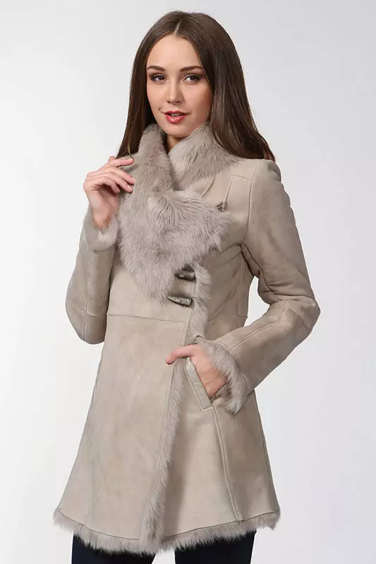 Mantel bulu atau domba (137 foto): apa yang lebih baik dan lebih hangat untuk mantel bulu musim dingin, mantel, jaket atau jaket down daripada mantel berbeda dari domba 738_106