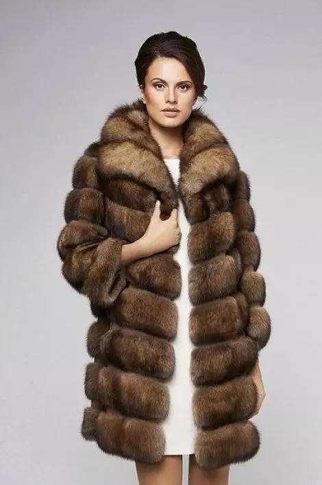 Fur coats o mga karnero (137 Mga Litrato): Unsa ang labi ka maayo ug kana nga mas mainit alang sa tingtugnaw - mga coats, coats, mga dyaket nga lahi sa mga karnero 738_11