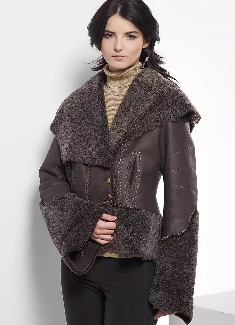 Mantel bulu atau domba (137 foto): apa yang lebih baik dan lebih hangat untuk mantel bulu musim dingin, mantel, jaket atau jaket down daripada mantel berbeda dari domba 738_129