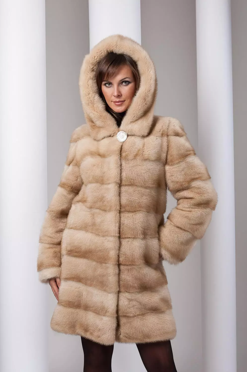 Abrigo de pel ou ovellas (137 fotos): o que é mellor e que máis cálido para os abrigo de inverno, abrigo, chaquetas ou chaquetas abaixo que o abrigo difire das ovellas 738_19