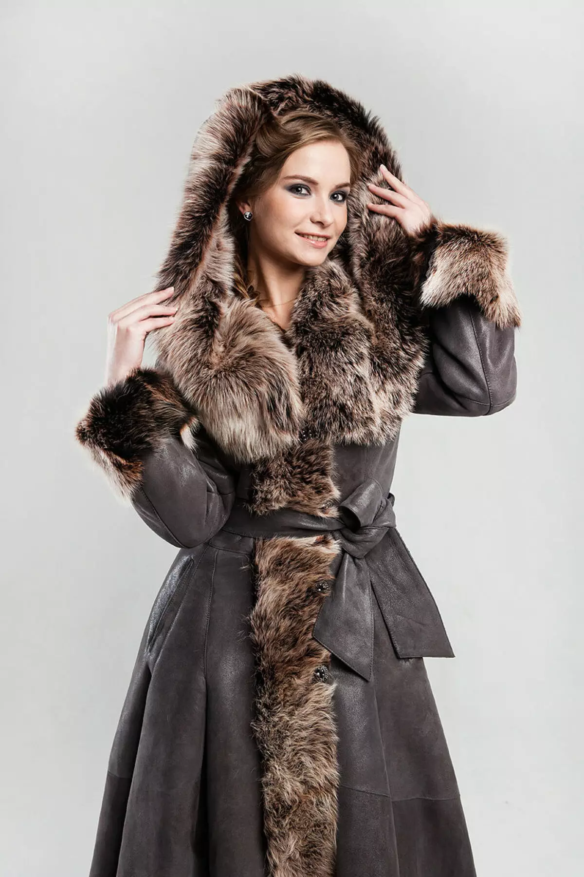Кожени палта с косъм или овце (137 снимки): Какво е по-добре и по-топло, че за зимата - кожени палта, сака, якета или надолу, якета, отколкото се различава палто от овцете 738_2