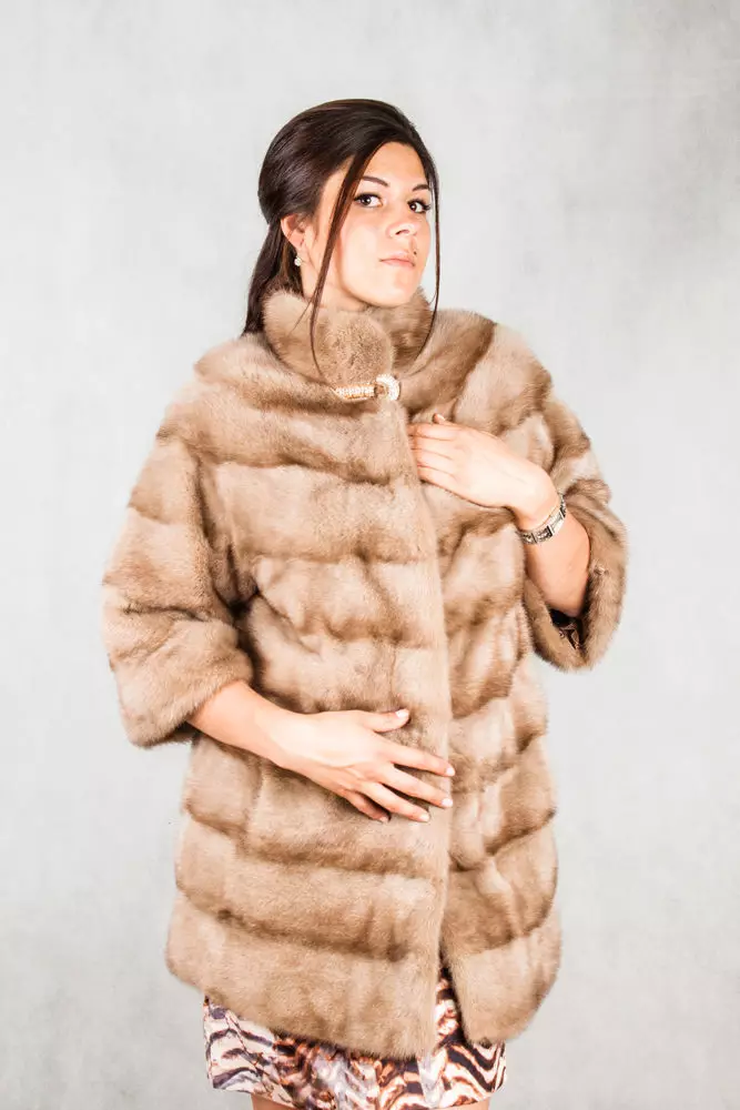 Kot bulu atau kambing biri-biri (137 foto): Apa yang lebih baik dan yang lebih panas untuk musim sejuk - kot bulu, kot, jaket atau jaket bawah daripada kot berbeza dari domba 738_24