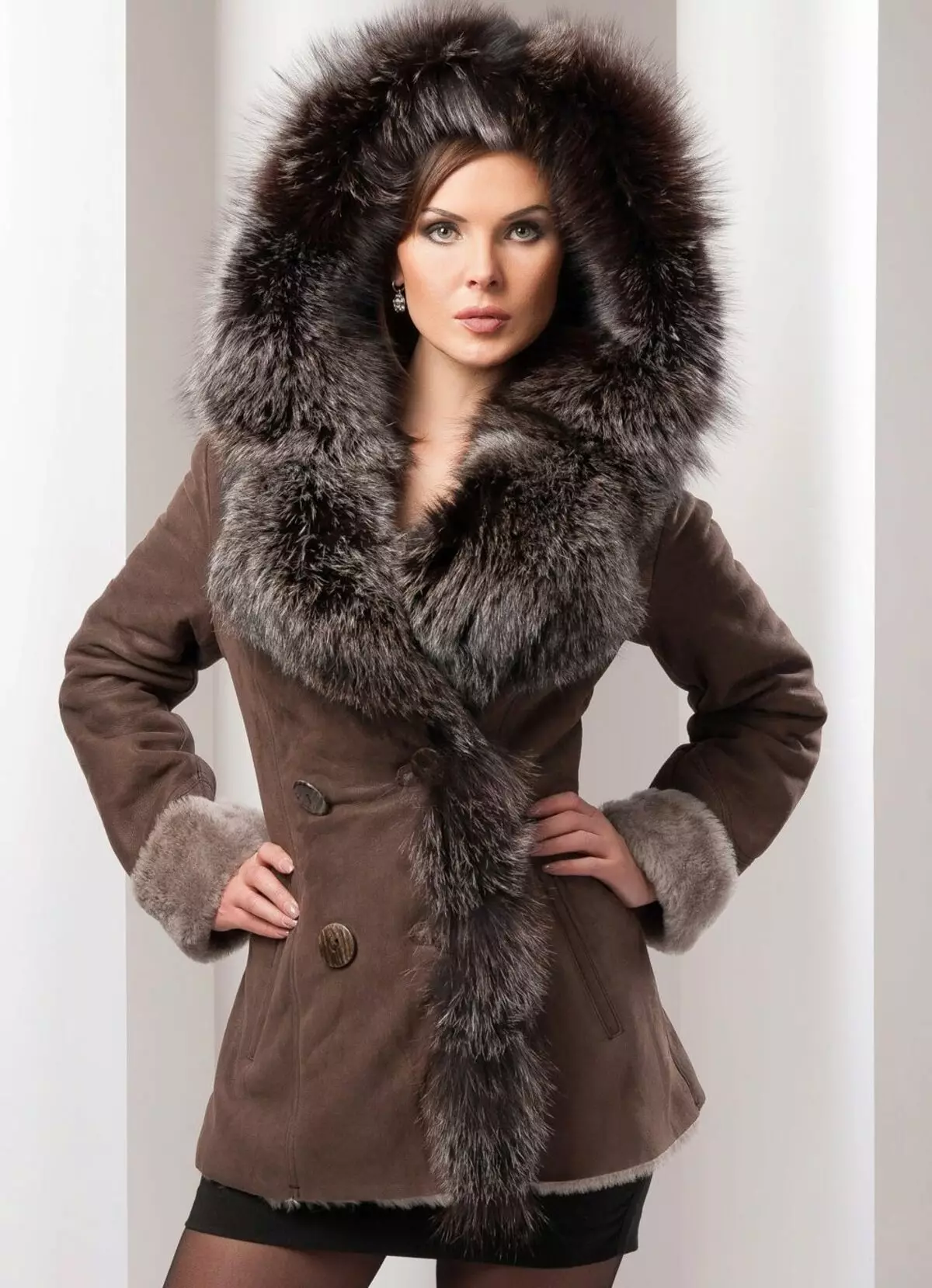 Mantel bulu atau domba (137 foto): apa yang lebih baik dan lebih hangat untuk mantel bulu musim dingin, mantel, jaket atau jaket down daripada mantel berbeda dari domba 738_4