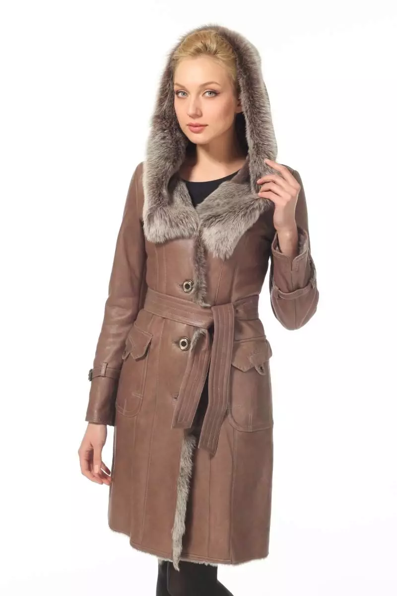 Mantel bulu atau domba (137 foto): apa yang lebih baik dan lebih hangat untuk mantel bulu musim dingin, mantel, jaket atau jaket down daripada mantel berbeda dari domba 738_63