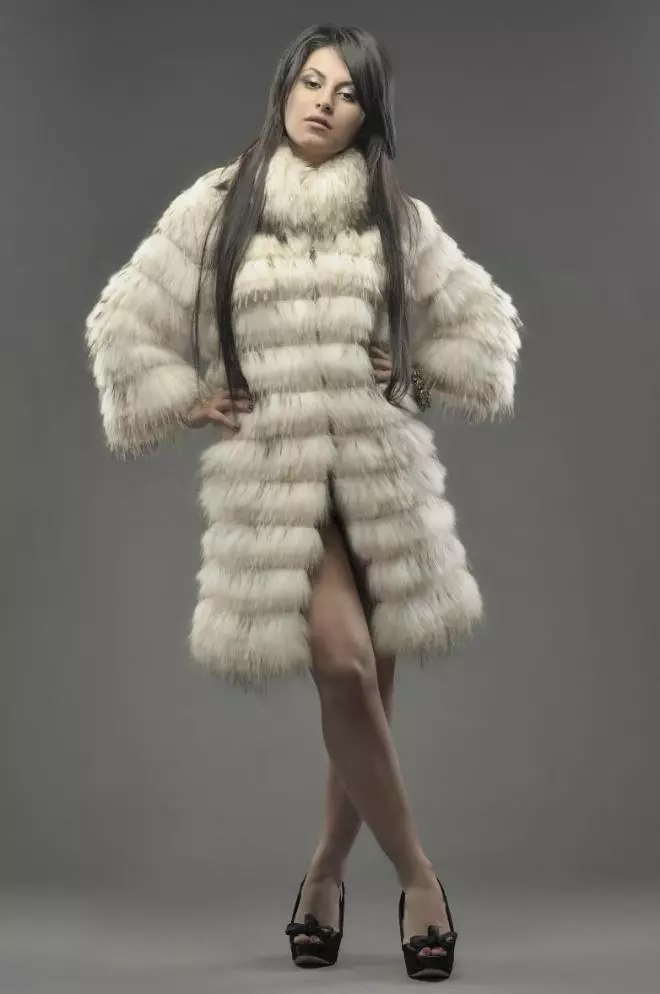 Крзно или овци (137 фотографии): што е подобро и дека потопло за зимата - крзнени палта, палта, јакни или долу јакни од палтото се разликува од овците 738_7