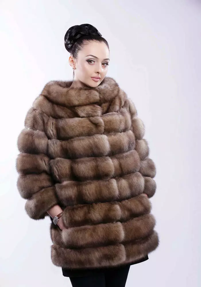 毛皮のコートや羊（137写真）：冬の毛皮のコート、コート、ジャケット、下ジャケットのための暖かいものが羊とは異なるもの 738_91