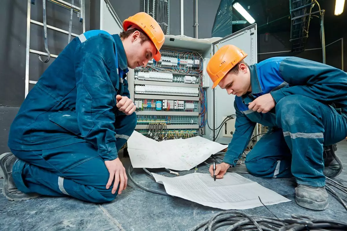 Villamosenergia-kapcsolódó szakmák: az elektromos anyagokkal való munka típusai, előnyeik és hátrányaik 7403_10