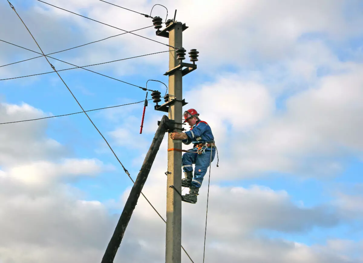 Profesiile legate de electricitate: Tipuri de lucru cu electric, avantajele lor și contra 7403_7