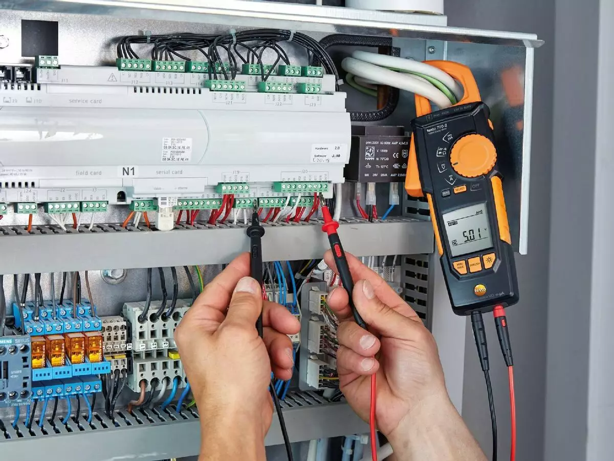 Instalimet elektrike (36 foto): detyrimet e instaluesit në punë, dallimet nga elektricisti, trajnimi i anijes dhe instalimet e tjera elektrike 7407_27