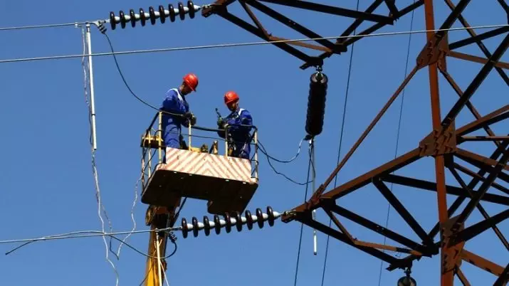 Instalimet elektrike (36 foto): detyrimet e instaluesit në punë, dallimet nga elektricisti, trajnimi i anijes dhe instalimet e tjera elektrike 7407_30