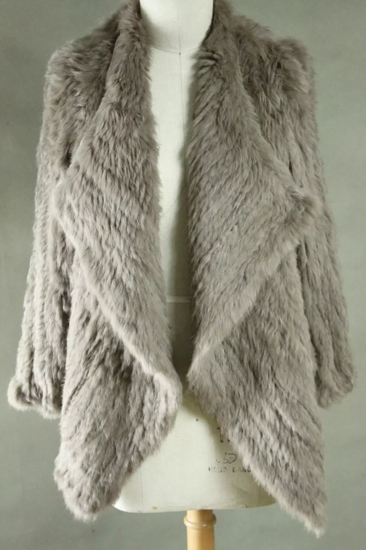 Kuneho Fur Coat 154 Larawan: Magkano ang Kuneho Fur Coat, mula sa isang Rabbit Fur Rex, Chinchilla Rabbit, Mga Review 740_110