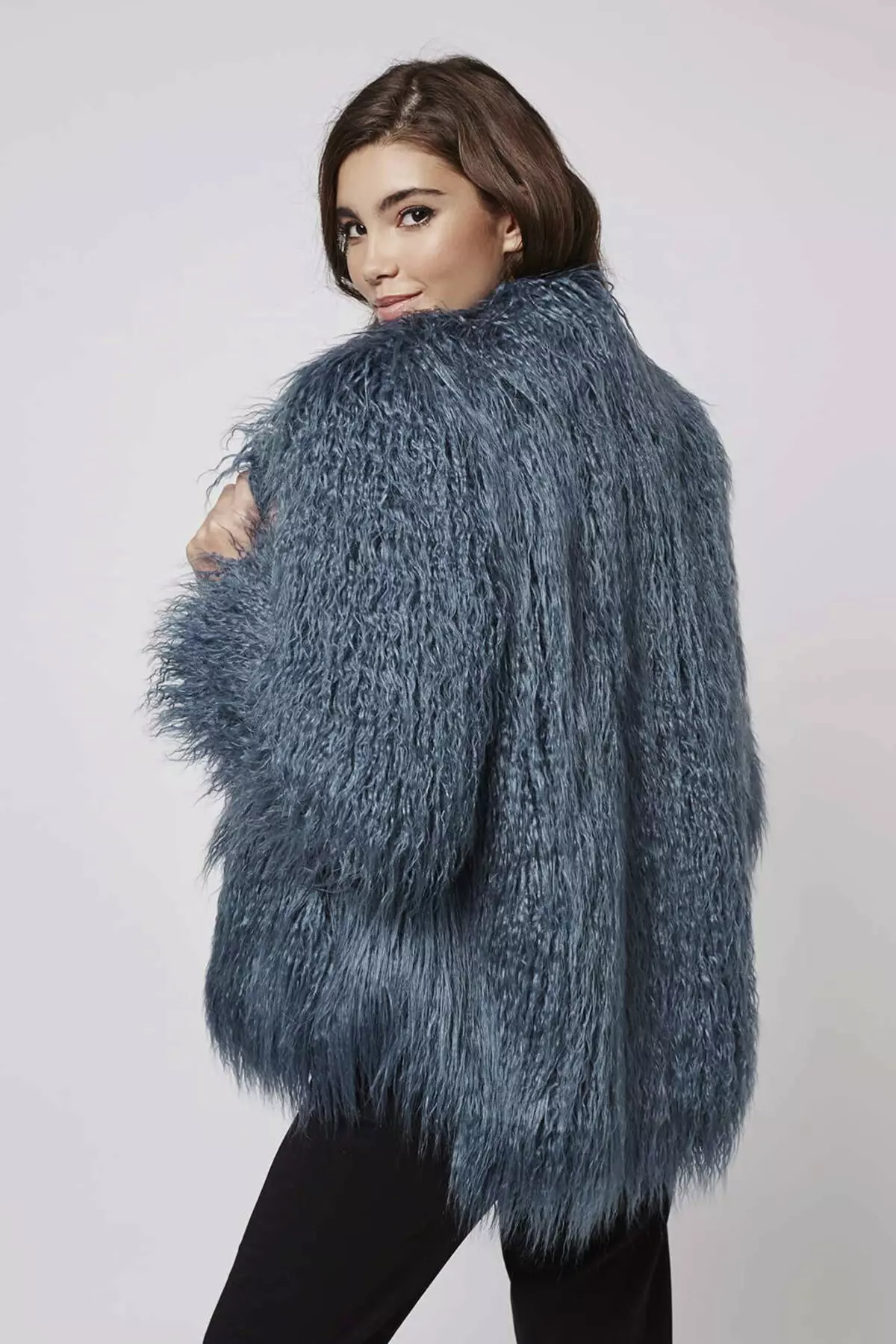 Eco-fur coats (127 Mga Litrato): Mga Review kung unsa ang usa ka fur coat nga gikan sa eco-fur, modelo sa ilawom sa Doodle 742_119