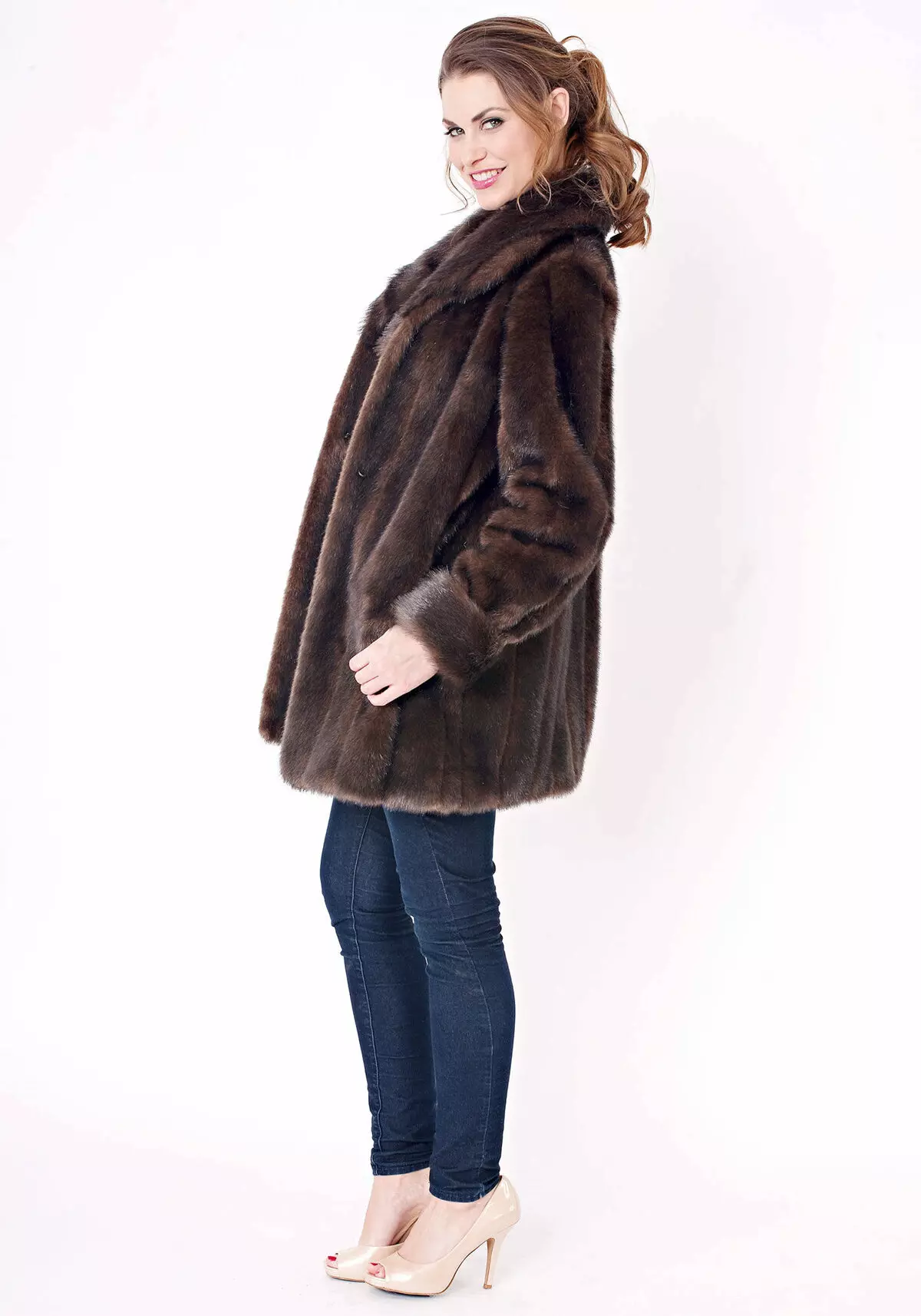 Eco-Fur coats (127 сүрөт): Сын-пикирлер эко-меденден жасалган механизмден жасалган модель 742_39