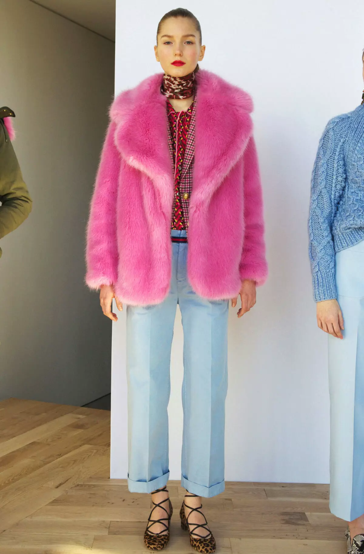 Eco-fur Coats (127 Foto): Ulasan Apa Mantel Bulu Dari Eco-Fur, Model Di Bawah Doodle 742_94