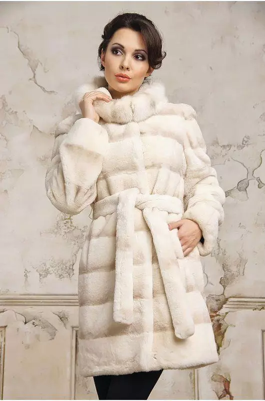 Maikling coats (116 mga larawan): Ano ang magsuot ng maikling mouton fur coat, Chernoburki, kuneho 747_28