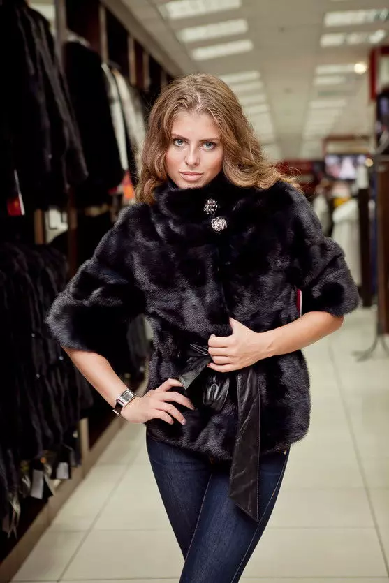 Casacos curtos (116 fotos): O que usar um casaco de pele de mouton curto, Chernoburki, coelho 747_57